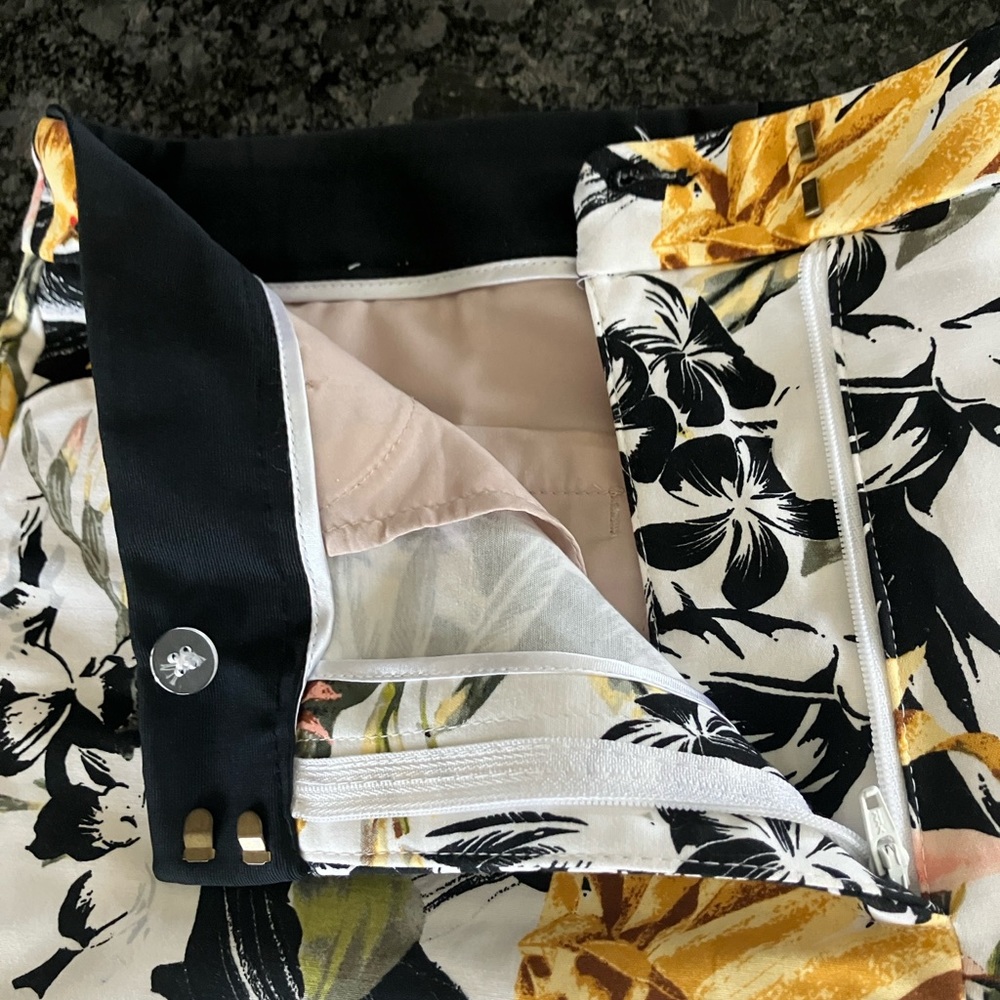 Jungle Floral Print White House Black Market 5” Coastal Stretch Shorts Size 8 - Picture 8 of 16